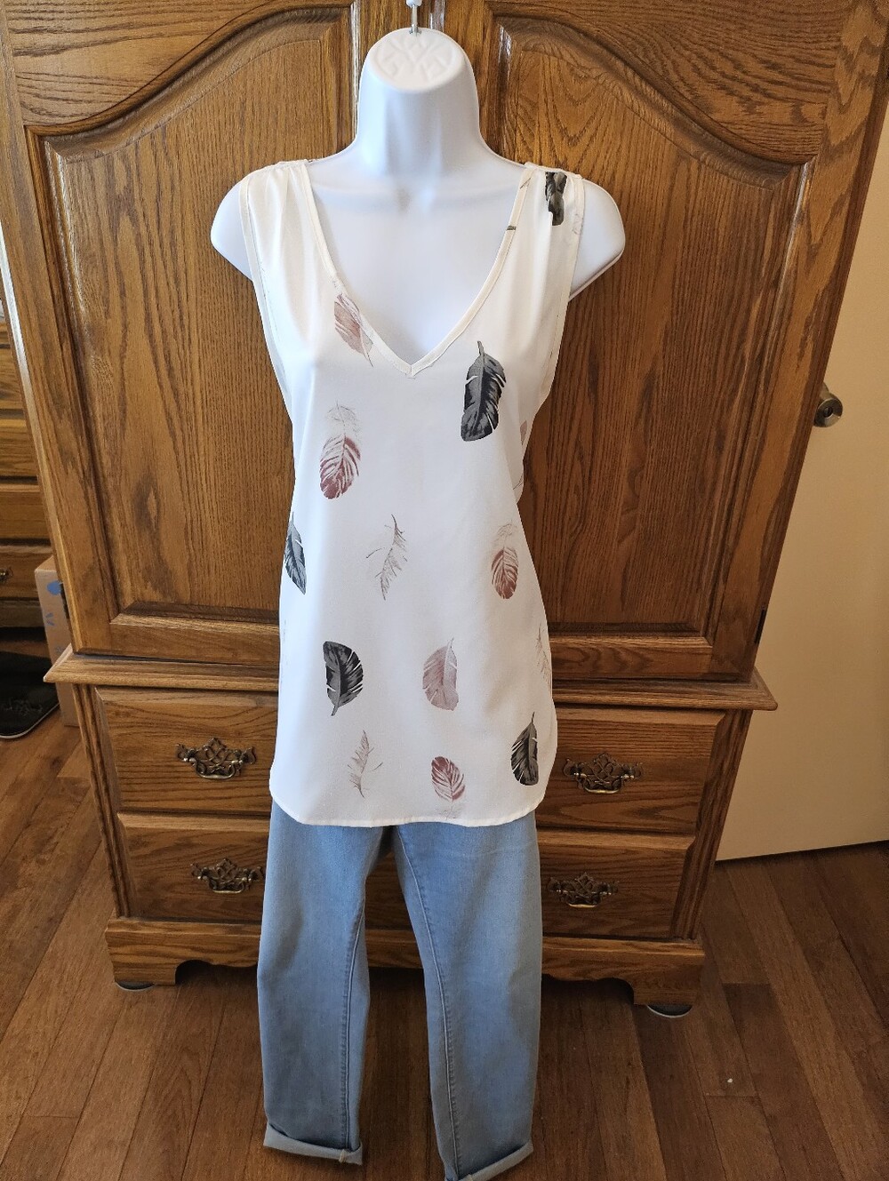 V-Neck Feather Print Sleeveless Top !